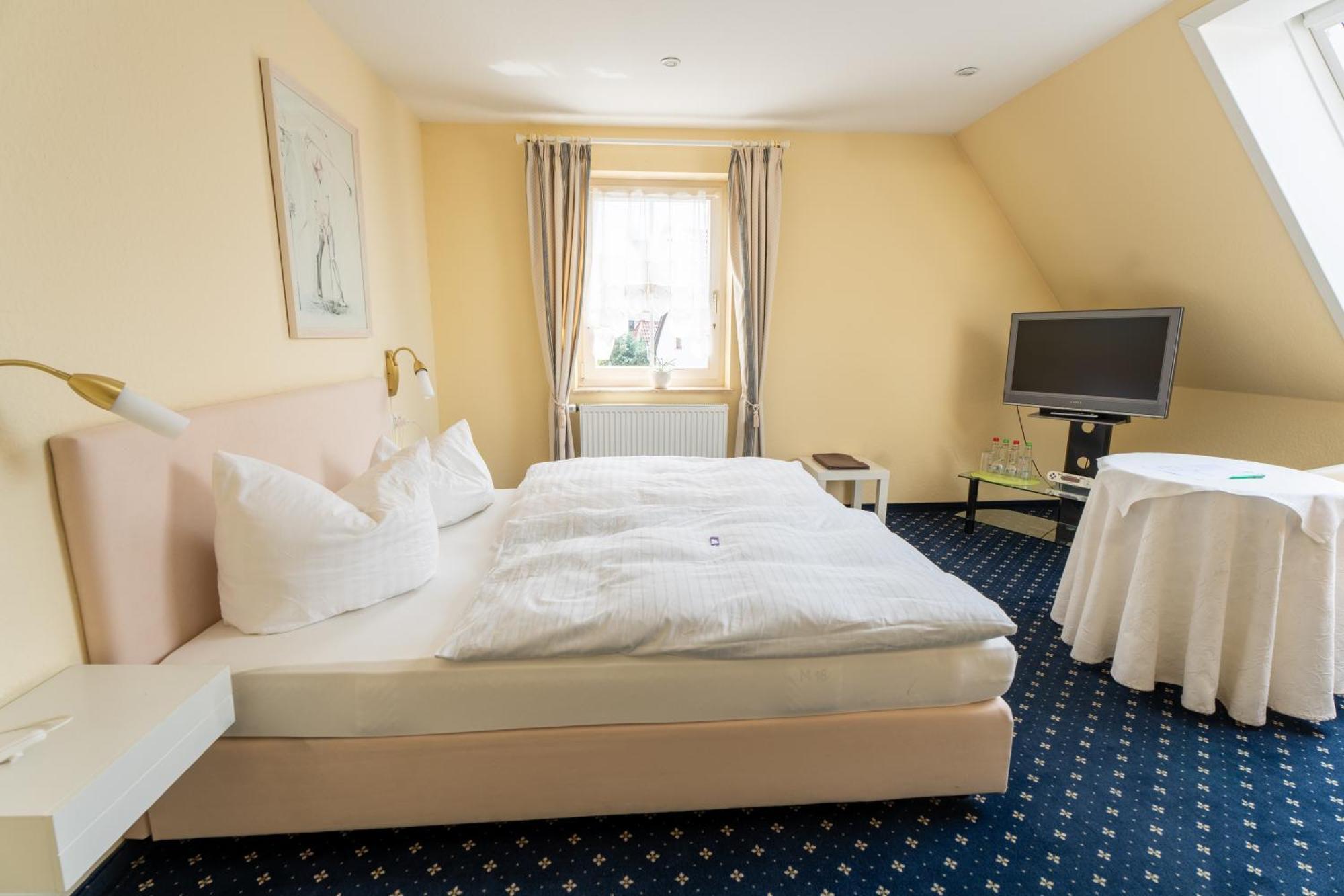 Hotel - Restaurant Traube Neuffen ภายนอก รูปภาพ
